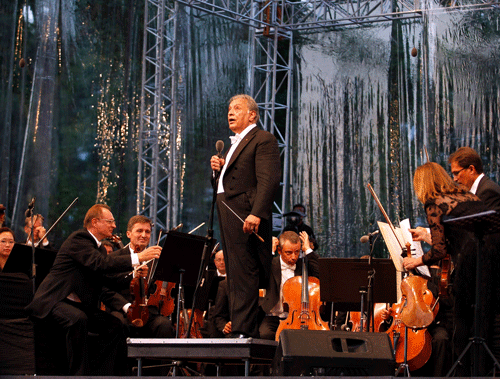 Bavarian State Orchestra and renowned conductor Zubin Mehta (C) speaks during the Ehasas-e-Kashmir concert at Shalimar Garden on the outskirts of Srinagar September 7, 2013. The event was organised by Germany's ambassador to India, Michael Steiner, who told a news conference that the aim of the concert was to 'reach the hearts of the Kashmiris with a message of hope and encouragement'. REUTERS
