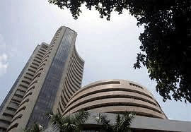 Sensex closes 215 points down, bank stocks plummet