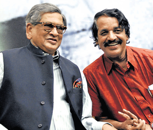 Former chief minister S M Krishna and television serial director T N Seetharam at the award ceremony in memory of  Ramakrishna Hegde in Bangalore on Thursday. KPN