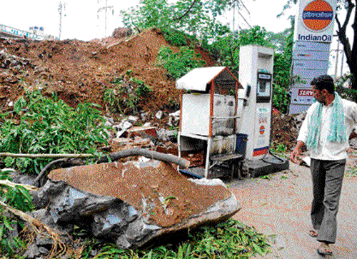 the crash: The wall of the Raviteja Petrol Bunk on Kanteerava Studio Road that collapsed on Thursday. DH Photo
