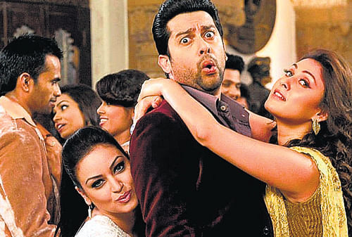 HOT? CERTAINLY NOT:  Aftab Shivdasani and the girls in a sleazy groove.