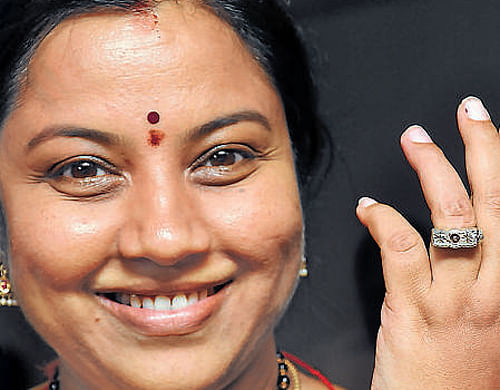 Film actor Tara Anuradha shows off the ring. dh photo