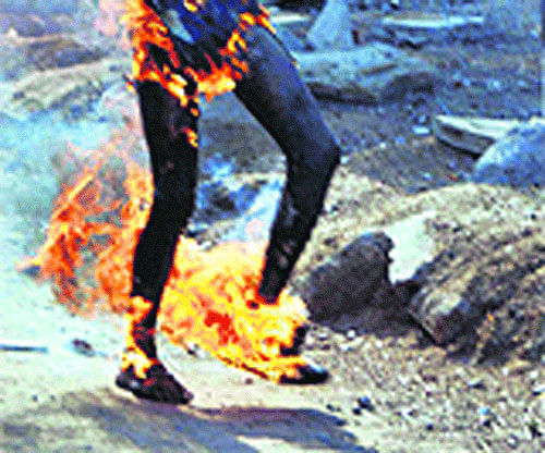 IPS officer sets himself ablaze