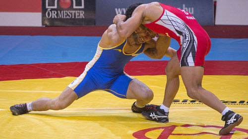 Amit Kumar, of India, right, and Hassan Farman Rahimi of Iran fight in the men's 55kg weight category final of the World Wrestling Championships in Papp Laszlo Sportsarena in Budapest, Hungary, Monday, Sept. 16, 2013. AP photo