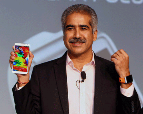 Country Head, Mobile & IT, Samsung India, Vineet Taneja at the unveiling of the Samsung Galaxy Note III and Galaxy Gear phones during a press conference in New Delhi on Tuesday. PTI Photo