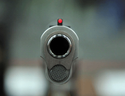 Man threatens toll booth staff with gun