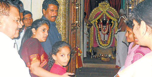 MP Ramya offers prayers at the popular Thopina Thimmappa temple at Abalawadi, Maddur taluk on Sunday evening. Former MLA Suresh Gowda and others are seen. DH PHOTO