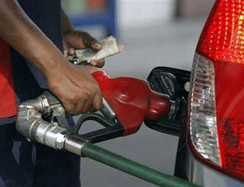 Govt puts onus of saving fuel, cutting cost on commuters