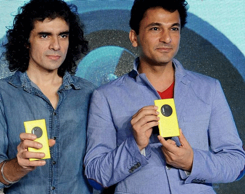 Imtiaz Ali and Vikas Khanna at the unveiling of  Nokia Lumia 1020 in New Delhi on Thursday. PTI Photo