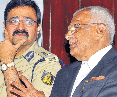 Police Commissioner Raghavendra Auradkar and  Advocates' Association Bangalore president K N Subba Reddy at the symposium on Crime and Traffic in the City on Thursday. DH Photo