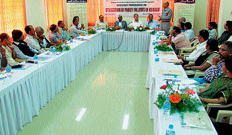 Progressive farmer Sherry Subbaiah speaks at an interaction programme on alternate crop to paddy at Agriculture Science Centre in Gonikoppa on Thursday. dh photo