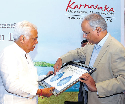 Additional Chief Secretary of Department of Tourism  Aravind Jadhav details Minister for Tourism R V Deshpande, on 'Tourism and Water', the theme of this year's World Tourism Day in Bangalore on Friday. DH Photo
