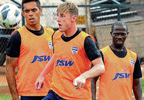 gearing up: John Johnson of Bengaluru FC (centre) along with Robin Singh (left)  and Johnny Menyongar (right) train on the eve of their I-League clash against Rangdajied United on  Saturday. dh photo/ kishor kumar bolar