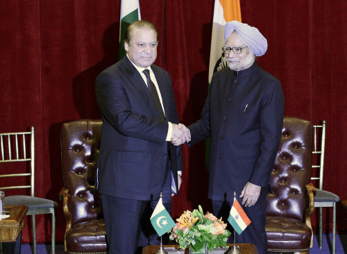Pakistan's Prime Minister Nawaz Sharif (L) shakes hands with India's Prime Minister Manmohan Singh during the United Nations General Assembly at the New York Palace hotel in New York September 29, 2013. REUTERS