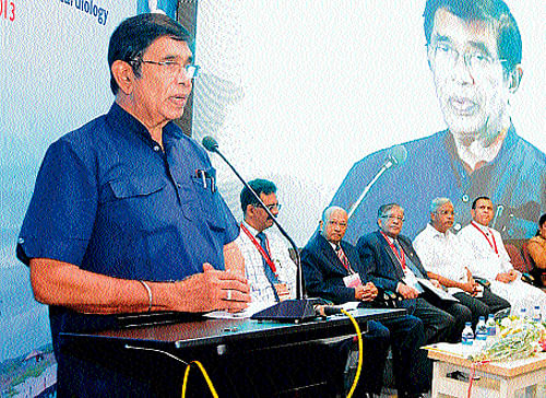 Union Minister for Road Transport Oscar Fernandes addressing a gathering after inaugurating a conference at Fr Muller Medical College in&#8200;Mangalore on Saturday.DH photo