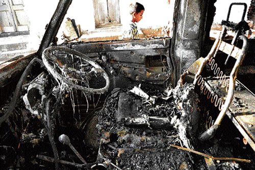 The car set ablaze by miscreants in Sira on Sunday night. dh photo