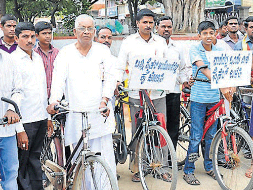 Social activist P Mallesh launches the cycle awareness rally in front of Chamarajeshwaraswamy temple in Chamarajanagar recently. dh photo