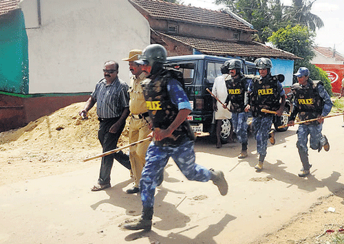 FLEET&#8200;FOOTED: Personnel of the Rapid Action Force at Bheemanabeedu village in Gundlupet taluk on Thursday. dh photo