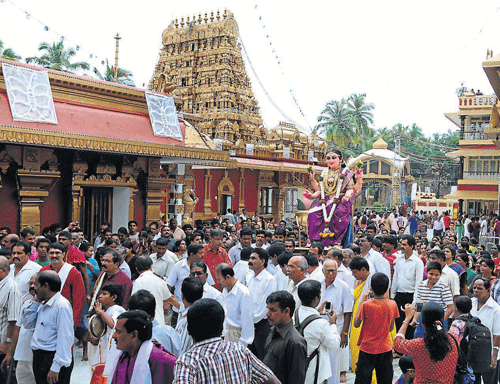The idol of Goddess Sharada being taken out in a procession as a part of Dasara celebrations at Kudroli Gokarnanatheshwara temple in Mangalore, on Saturday. dh photo