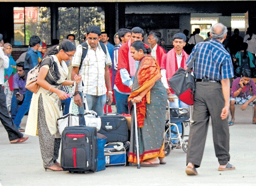 eager People are travelling out of the City during the Dasara vacations. DH Photo by BH Shivakumar