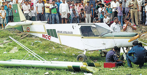 Indian Air Force personnel examine a damaged two-seater Microlight aircraft after it made an emergency landing at a park in NewDelhi on Sunday. There were no casualties. REUTERS