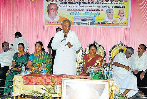 Former Prime Minister H D Deve Gowda speaks after inaugurating the Samudaya Bhavan at Vaddarahalli in Arkalgud taluk, Hassan district, on Monday. MLA H D Revanna, ZP president Ambika Ramanna, TP vice president Kamakshamma and others are seen. dh photo