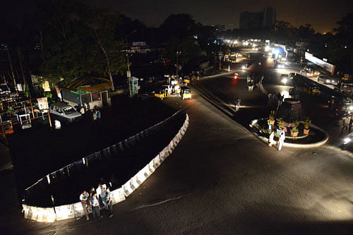 A view of one of the major junctions during a power outage at Visakhapatnam, Andhra Pradesh state, Tuesday, Oct. 8, 2013. Widespread power outages paralyzed life across the southern Indian state of Andhra Pradesh on Tuesday as electricity workers closed down power plants to protest a decision to divide the state in two.The state has been rocked by violent protests after Prime Minister Manmohan Singh's Congress party government announced last week its decision to go ahead with a plan to carve out a new state of Telangana from 10 districts of Andhra Pradesh.(AP Photo)