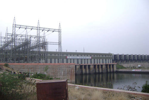 A whopping 1.20 lakh acres would be acquired for increasing the height of Almatti dam from 519 metres to 524 metres under the Upper Krishna Project (UKP-III) as per the decision of Krishna River Water Dispute Tribunal. DH Photo.