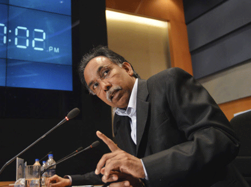 S.D. Shibulal, chief executive officer of Infosys, speaks during the announcement of the company's quarterly financial results at their headquarters in Bangalore October 11, 2013. Infosys Ltd's refocus on big-ticket contracts since the return of its founder has begun to pay off as India's No. 2 software services exporter crossed $2 billion in quarterly sales for the first time and pushed up its revenue outlook. REUTERS