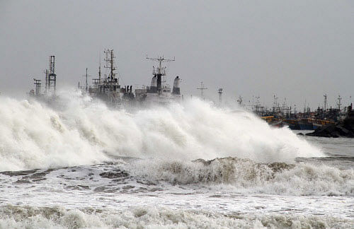 A big wave smashes into a breakwater at a fishing harbour in Jalaripeta in Visakhapatnam, Andhra Pradesh October 11, 2013. Tens of thousands fled their homes and moved to shelters on Friday, bracing for the fiercest cyclone to threaten the country since a devastating storm killed 10,000 people 14 years ago. REUTERS