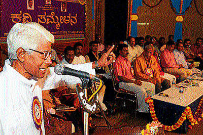 Renowned poet B A Sanadi inaugurates the Poets Meet held at Jaganmohan Palace premises in Mysore on Saturday. dh photo