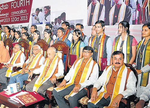 Graduates of JSS University seen with seer Shivaratri Deshikendra Swami, Union Secretary for Science and Technology Thirumalachari Ramaswami and other dignitaries their during convocation in Mysore, on Saturday. DH Photo