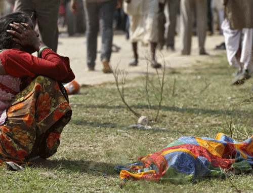 A woman wails next to the body of a victim killed in a stampede near Ratangarh temple in Datia. Reuters.