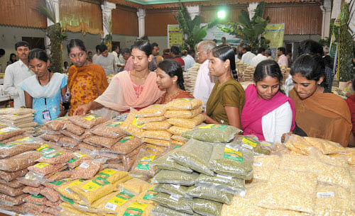 The Centre is mulling over supplying foodgrain in 5 kg packets through its fair price shops as it rolls out the ambitious food security law. DH photo
