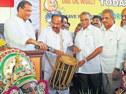 Union Minister for Petroleum and Natural Gas M Veerappa Moily beats Chende to mark the launch of mega campaign                     on petroleum conservation jointly organised by HPCL and Maco Co-operative Society Ltd in Mangalore on Monday. dh photo
