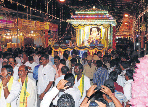 The idol of goddess Sharada taken out from Kudroli Sri Gokarnanatheshwara temple in a procession on Monday. DH Photos