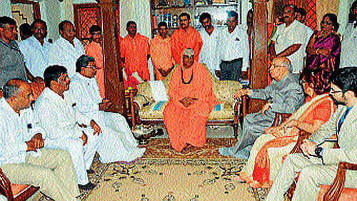 Chief Minister Siddaramaiah and Governor Hansraj Bhardwaj at the JSS Mutt in Mysore on Monday. Seer Shivaratri Deshikendra Swami, ministers H S Mahadev Prasad and Dr H C Mahadevappa are seen. DH Photo