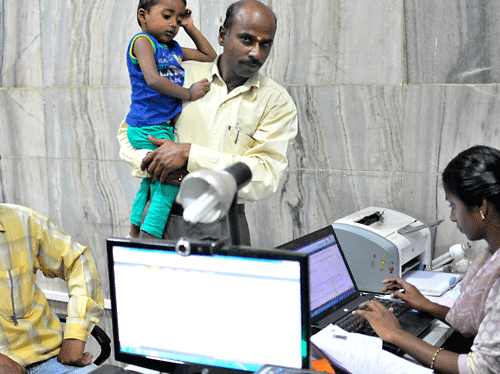 People at GPO to make their Aadhar card, in Bangalore / DH file photo