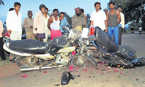 fatal crash : The scene of accident on Shidlaghatta Road in Chikkaballapur.  dh photo