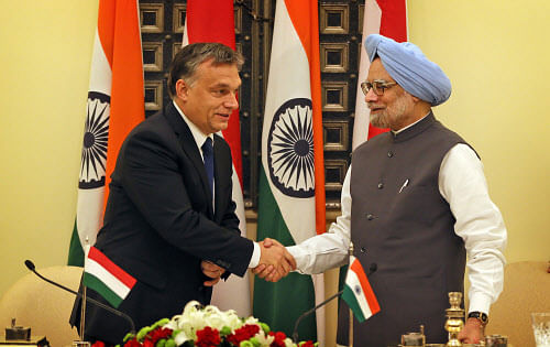 ungarian Prime Minister Viktor Orban, left, shakes hand with Indian Prime Minister Manmohan Singh after a signing of agreements between the two countries in New Delhi, India, Thursday, Oct. 17, 2013. Orban is on a three day official visit to India. AP photo