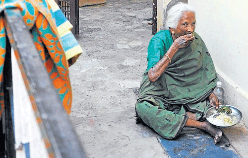 Akkamma, abandoned by her children, lives outside the house of one of her sons at Indiranagar. DH PHOTO