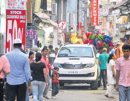 Congested: There is hardly any space for shoppers to walk on Narayan Pillai Street.  DH&#8200;photos by BK Janardhan
