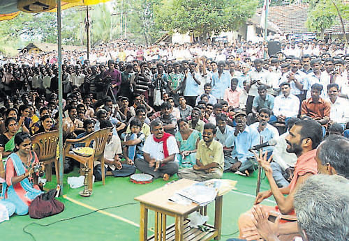 Kemaru Mutt seer Esha Vittal Das addressing a gathering at Belthangady on Friday.DH photo