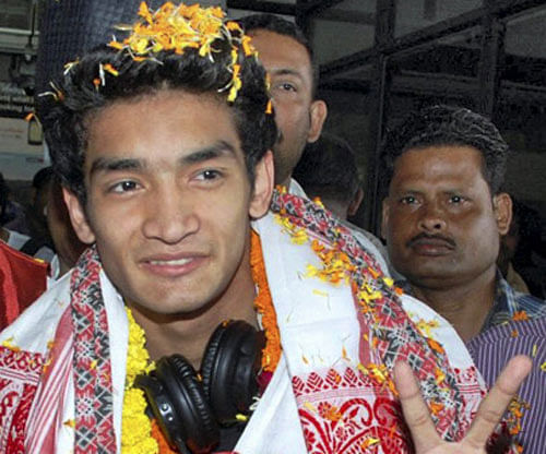 Shiva Thapa and comeback-man Thokchom Nanao Singh entered the pre-quarters of the World Boxing Championships. PTI photo