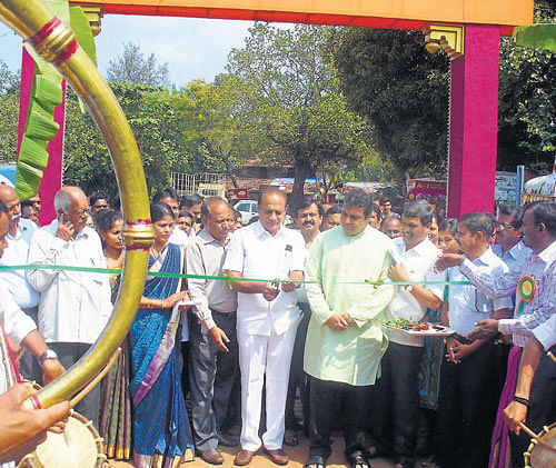 Urban Development Minister Vinay Kumar Sorake cuts a ribbon to inaugurate two-day "Krishi Mela" in Brahmavar on Saturday. DH photo