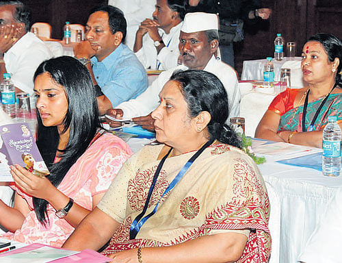 star attractions: Actors Ramya, Umashree and other Congress leaders attend the KPCC executive committee meeting in Bangalore on Saturday. dh Photo