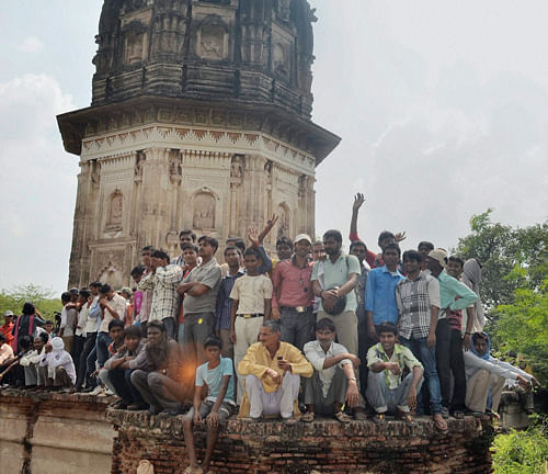 People gather at Raja Rao Ram Bux fort where ASI began excavation work in Unnao to trace hidden treasure of gold. PTI Photo