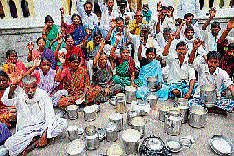 against irregularity: Milk producers of Debur, Nanjangud taluk, staging a protest, in Mysore, on Sunday. dh photo