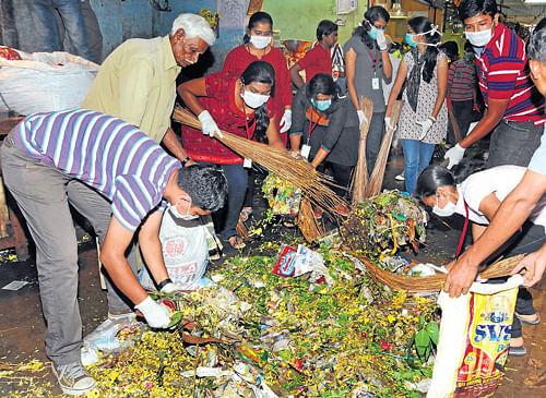 Doing their BIT: College students and civilian volunteers help clear garbage at KR Market  on Monday. dh photo