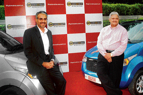 Mahindra Reva Electric Vehicle CEO Chetan Maini (left) and  Carzonrent CEO&#8200;&&#8200;MD Rajiv Kr Vij with the Mahindra e2o.
